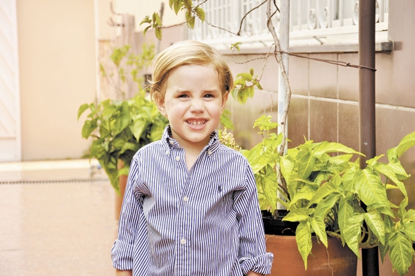 Estamos devendo este destaque especial ao garoto Nick Maníglia Lauritzen, que completou 3 anos em 12 de outubro. Ele nasceu no México, vive atualmente na Suécia, e é filho da francana Talita, nossa sobrinha, e do sueco Ted Lauritzen. É neto do Antônio Mar